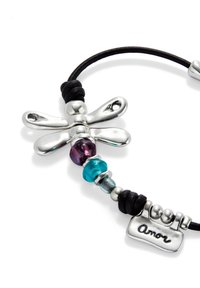 Bracelet en cordon noir avec un charme libellule en argent, des perles violettes et bleues, et une étiquette en argent gravée "amor."