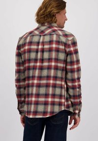 Flanellen overhemd met een rood, marineblauw en beige ruitpatroon. Lange mouwen en een puntkraag. Zachte textuur met een relaxte pasvorm en een gebogen zoom.