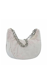 Borsa in suede beige chiaro dalla forma curvata, con tracolla a catena e texture liscia. Design minimalista senza pattern visibili.