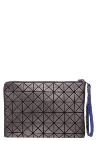 Kovově šedé psaníčko s geometrickým trojúhelníkovým vzorem, vybavené černým zipem a modrým zápěstním popruhem. Hladká textura a obdélníkový tvar.