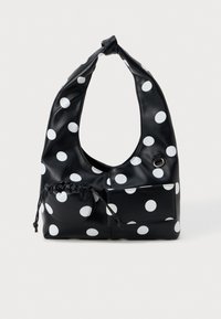 Zwarte synthetische leren tas met witte stippen, voorzien van een geknoopte handgreep, een trekkoordzak en een platte voorkant.