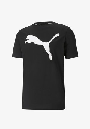 Černé tričko s krátkým rukávem vyrobené z hladkého materiálu, s velkým bílým logem skákajícího pumy na přední straně a kontrastním textem kolem límce.