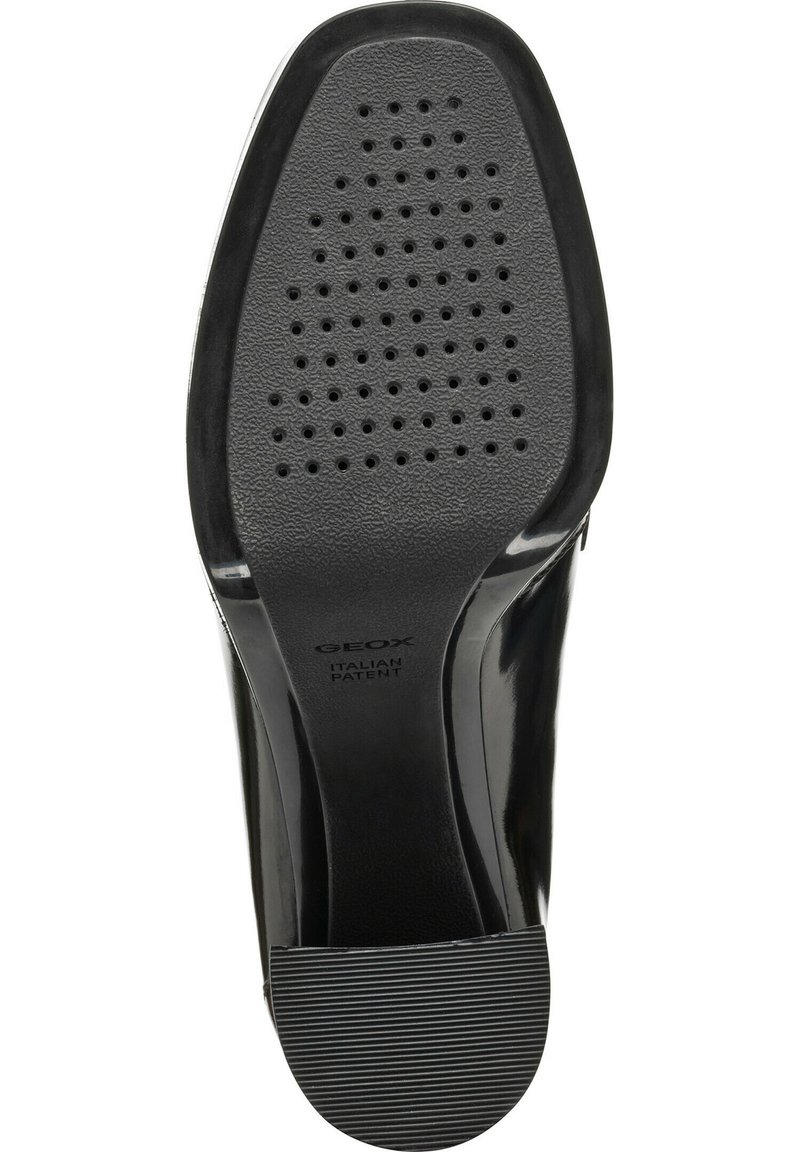 Soletta di scarpa in pelle verniciata nera con perforazioni in gomma per ventilazione, motivo testurizzato e marchio Geox impresso sul lato.