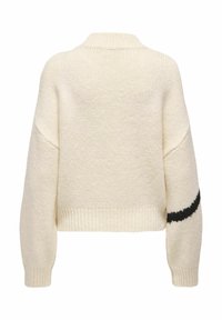 Pull court couleur crème avec un col et des poignets côtelés, doté d'une bande horizontale noire sur chaque manche. Tricot doux et texturé.