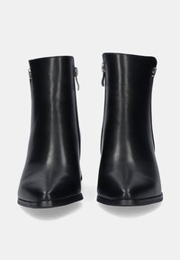 Botines negros de cuero suave con punta afilada, que cuentan con un cierre de cremallera en el lateral y un diseño minimalista.