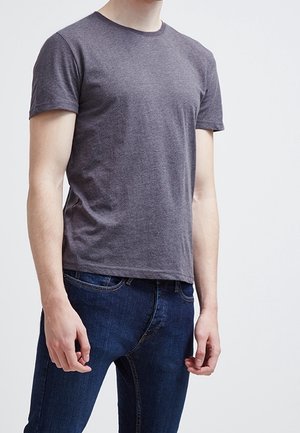 Dunkelgraues T-Shirt mit kurzen Ärmeln aus weichem Baumwollmischgewebe, Rundhalsausschnitt, lockere Passform, kombiniert mit dunkelblauen Jeans aus Denim. Keine Muster oder Akzente.