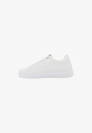 Weiße Sneaker mit einem glatten synthetischen Obermaterial, runder Zehenpartie, minimalistischem Design und Gummisohle. Mit Schnürverschluss und dezenten Nähdetails.