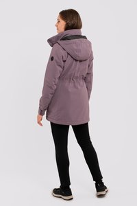 Lila isolerad jacka med dragsko i midjan, huva och svart foder. Har en logotyp på vänster ärm. Matchad med svarta leggings och skor.