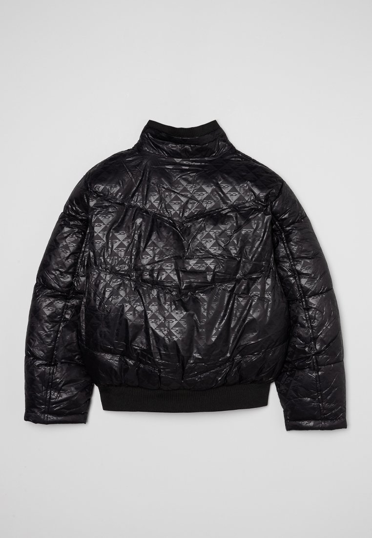Schwarze Daunenjacke mit hohem Kragen, gestepptem Rautenmuster, elastischen Bündchen und verkürztem Saum. Glänzende Oberfläche mit strukturierter Textur.