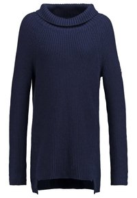 Pull en maille côtelée bleu marine avec manches longues, col rond haut, et ourlet arrière légèrement plus long avec des fentes sur les côtés.