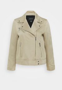 Chaqueta de motociclista de imitación cuero beige con bolsillos con cremallera, herrajes plateados, cuello puntiagudo y cierre frontal asimétrico.