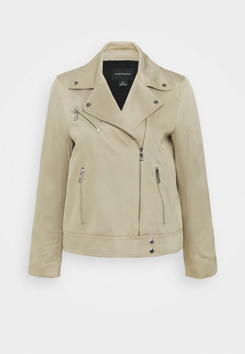 Chaqueta de motociclista de imitación cuero beige con bolsillos con cremallera, herrajes plateados, cuello puntiagudo y cierre frontal asimétrico.