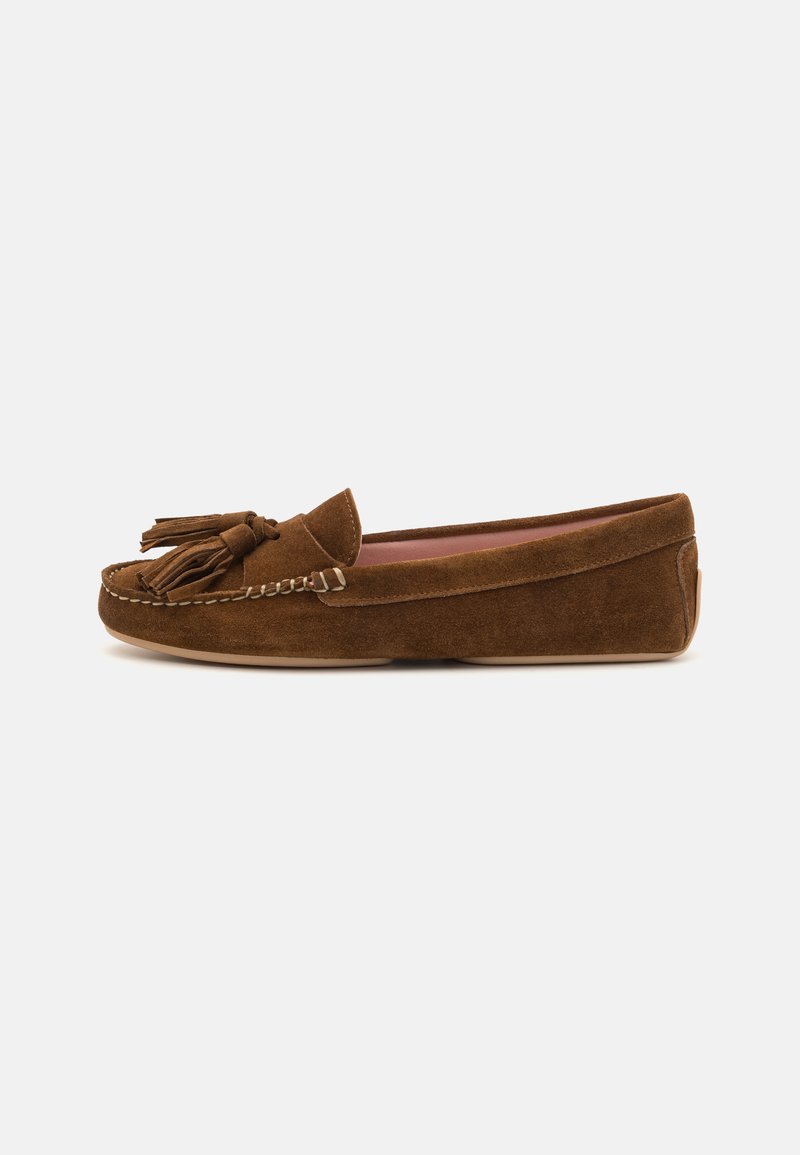 Bruine suède moccasins met een ronde neus, decoratieve franjes en een contrasterende tan kleurige zool. Eenvoudige stikselaccenten langs de randen.