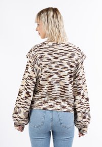 Stickad tröja med ett beige och brunt abstrakt mönster, kort design, lös passform och ribbade ärmslut. Strukturerat garn med sänkta axlar.