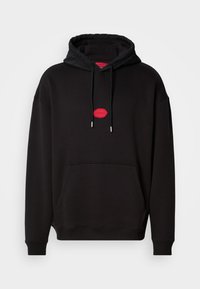 Felpa nera con cappuccio realizzata in tessuto misto cotone, dotata di un logo circolare rosso sul petto, cappuccio con cordino e tasca frontale.