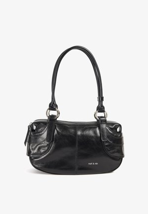 Sac à main en cuir noir avec deux poignées arrondies, une texture lisse, des poches latérales et des accents de quincaillerie argentée. Comprend un détail de logo.