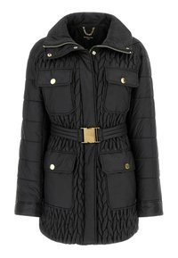 Giacca a vento nera con trama trapuntata, dettagli in oro e vita con cintura. Presenta due tasche frontali e un colletto alto.