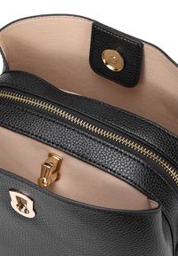 Borsa in pelle nera con un'esterno testurizzato, hardware dorato e interno beige. Presenta una chiusura a zipper e una chiusura a scatto magnetico.