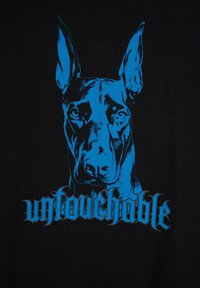 Czarna koszulka z niebieską grafiką głowy dobermana oraz słowem "nieosiągalny" w niebieskiej stylizowanej czcionce poniżej.