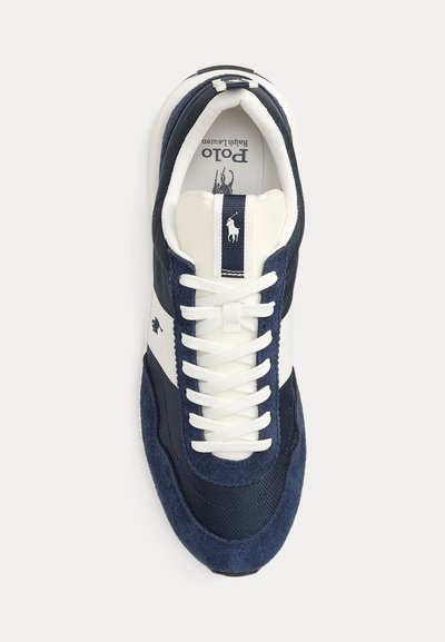 Ναυτικό μπλε και λευκό sneaker Polo Ralph Lauren με λευκά κορδόνια, επάνω μέρος από σουέντ και δίχτυ, και λογότυπο στη γλώσσα και στην πλευρά.