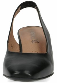 Svart läder slingback-sko med rund tå, låg klack och slät yta; har en utskärningdesign och subtilt texturerad rem.