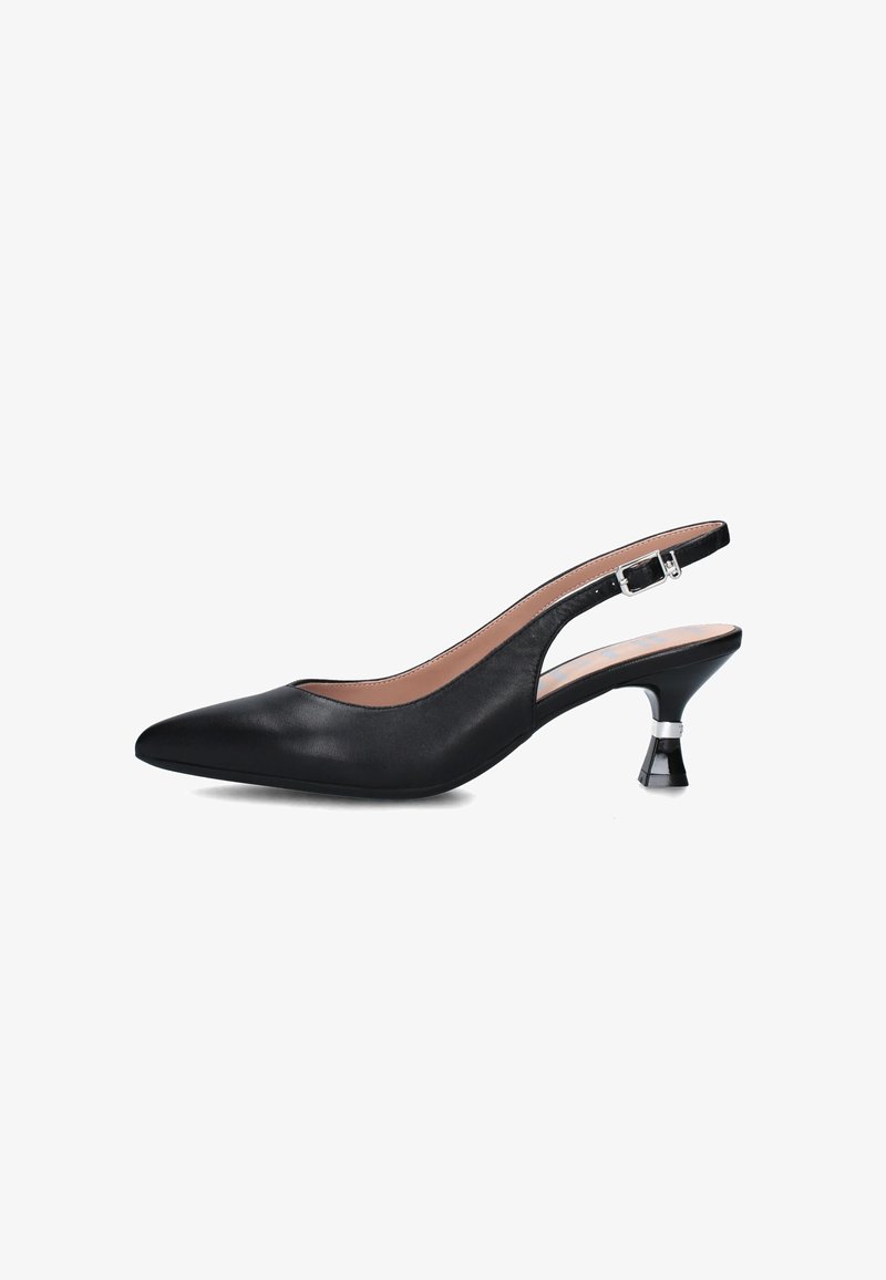 Pump slingback in pelle nera con punta affusolata, tacco curvo e dettaglio argento. Texture liscia e design slip-on per facilitare l'indossamento.
