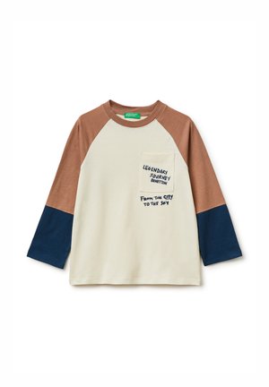 Koszulka raglan z długim rękawem, z kremowym tułowiem, brązowymi górnymi rękawami, granatowymi dolnymi rękawami oraz przednią kieszonką z napisem "Legendary Journey Benetton".