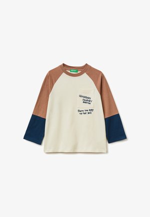 Camiseta raglán de manga larga con cuerpo color crema, mangas superiores marrones, mangas inferiores azul marino y bolsillo delantero con texto "Legendary Journey Benetton".