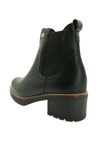 Botín negro de cuero hasta el tobillo con paneles elásticos a los lados, punta redondeada y tacón apilado. Presenta costuras en contraste y una tira de sujeción en la parte posterior.