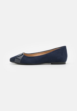 Chaussure plate bleu marine à bout pointu avec une bande bleu foncé brillante à l'avant, dotée d'une semelle noire basse et d'une doublure intérieure beige.