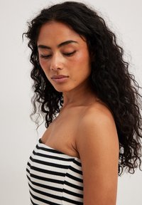 NA-KD GESTREIFTES TUBE - Pārliekama kleita - offwhite/black