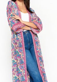 Robe kimono florale avec des motifs roses et bleus, dotée d'un devant ouvert, de manches 3/4 et d'une bordure détaillée. Tissu léger.