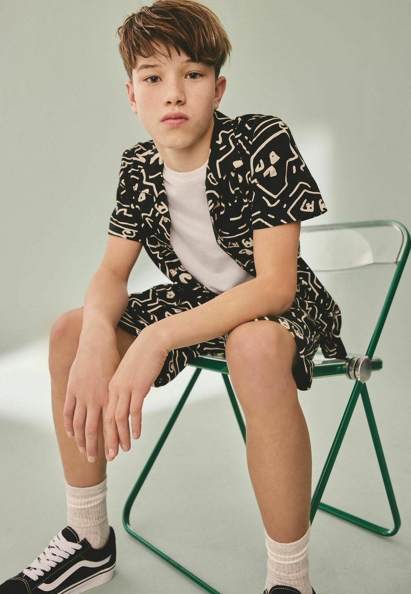 Completo Per Ragazzo Con Camicia, Shorts E Bretelle – Elegante E Carino Per Ogni Occasione - copertina