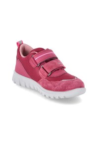 Chaussure de sport rose en mesh et suède, avec double sangles Velcro, semelle en caoutchouc blanche et accents contrastés. Dessin à bout arrondi.