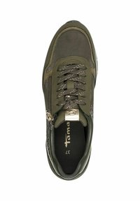Sneaker verde oliva con parte superiore in tessuto, punta rotonda, accentuazione con zip metallica, lacci piatti e soletta imbottita. Presenta una superficie texturizzata.