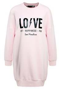Ljust rosa lång sweatshirtklänning med svart text "LOVE" som har en blixtsymbol, och orden "JOY HAPPINESS FUN Love Moschino" nedanför.