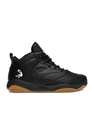 Schwarzer High-Top-Sneaker mit strukturierten Seiten, schwarzen Schnürsenkeln, gepolstertem Kragen, weißem Logo an der Ferse und Gummisohle auf weißem Hintergrund.
