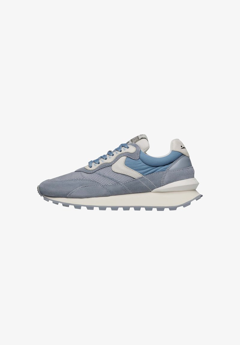 Blauwe en grijze sport sneakers met een bovenwerk van mesh en suede, witte accenten, een gevoerde kraag en een rubberen zool met textuur en opvallende profiel.