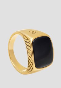 Guldring med en firkantet sort sten, tekstureret sidelayout med en snoet mønster, glat overflade og graveret logo.