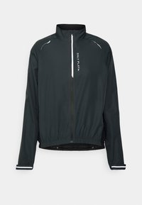 Chaqueta ligera negra con un cuello alto, cierre de cremallera, dobladillo elástico y detalles reflectantes. Presenta un logo en la parte delantera.