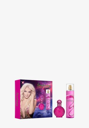 Coffret cadeau parfum Fantasy de Britney Spears avec flacon de parfum rose et spray brume assorti, sur fond cosmique étoilé.