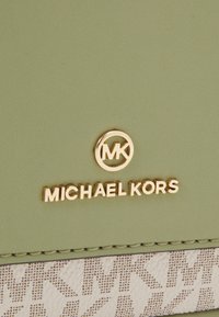 MICHAEL Michael Kors MAEVE XBODY - Torba čez telo - sage