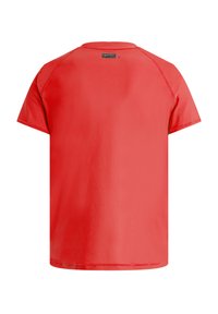 Rode t-shirt met korte mouwen en een ronde hals, met een gladde textuur en een gestikt zoom. Heeft een klein merkembleem op de achterkant.