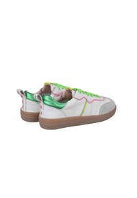 Weiße Sneakers mit grünen Akzenten, rosa Paspelierung und einer grauen Zehenkappe. Aus Leder gefertigt, mit einer strukturierten Gummisohle und einem kontrastierenden Fersendetail.