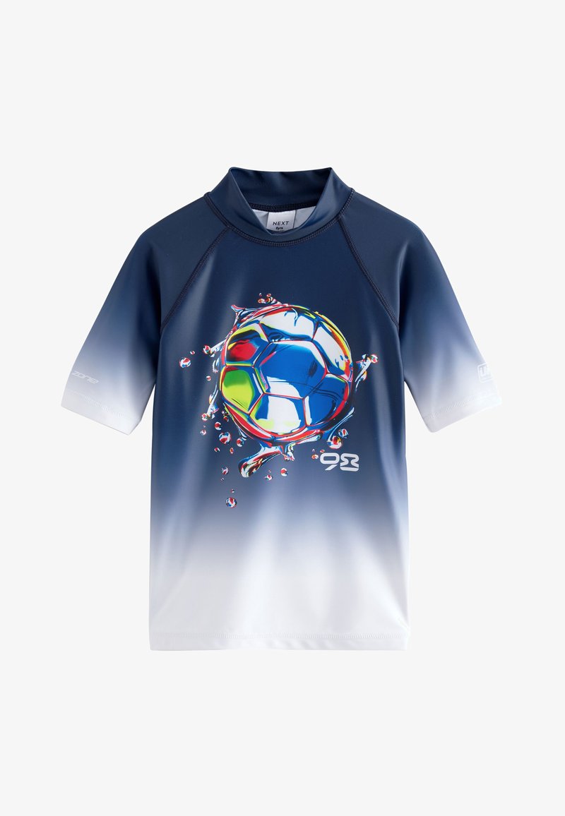 T-shirt à manches courtes dégradé bleu marine et blanc avec un graphisme coloré d'un ballon de football éclaboussé d'eau sur le devant et une petite impression "98".