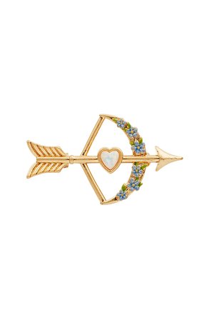 Zlatá brošňa v tvare luku a šípu s modrými kvetmi pozdĺž luku a detailom srdcovitého opálu v strede šípu.