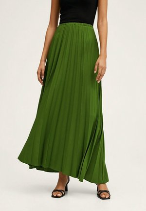 Jupe longue plissée verte avec une taille élastique, un design fluide et un tissu léger. Présente une texture lisse et un aspect superposé.