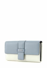 Portefeuille en cuir bleu et blanc avec fermeture à rabat, orné d'un logo argenté et à la texture lisse, forme rectangulaire et couture soignée.