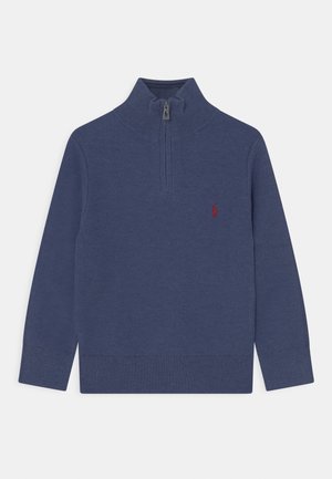 Marineblå striktrøje med kvartlynlås ved kraven, lange ærmer og lille rødt broderet logo på venstre bryst.