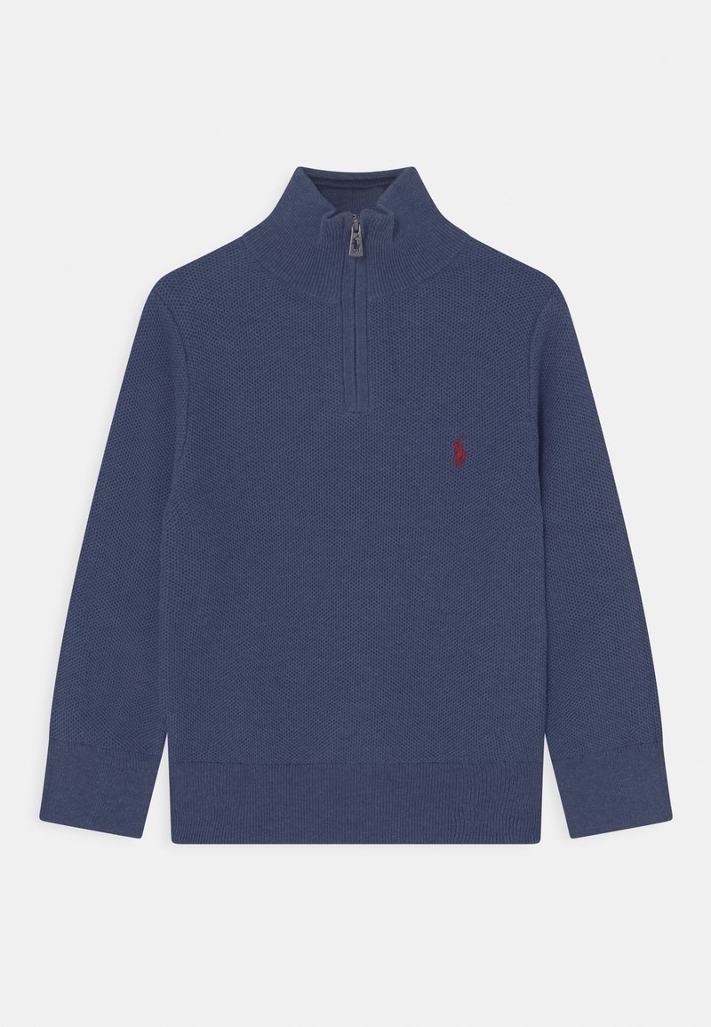 Pull-over en maille bleu marine avec col à zip sur un quart, manches longues, et petit logo rouge brodé sur le côté gauche de la poitrine.